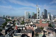 <p>Hier geht Wohnen ordentlich ins Geld: Seit 2012 stieg der Preis in Frankfurt am Main je Quadratmeter auf 3.985 Euro – und damit um 28,9 Prozent. Im gleichen Zeitraum ging das durchschnittliche Haushaltseinkommen um 21 Prozent auf inzwischen 25.396 Euro nach oben. Ergebnis: Ein Durchschnittshaushalt in Frankfurt muss stolze 16 Jahresgehälter für 100 Quadratmeter Eigenheim hinblättern. </p>