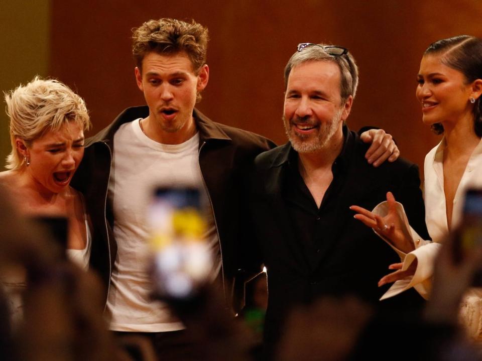 Florence Pugh (l.) wenige Sekundenbruchteile nach dem Aufprall, mit Austin Butler, Denis Villeneuve und Zendaya. (Bild: imago/TheNews2)