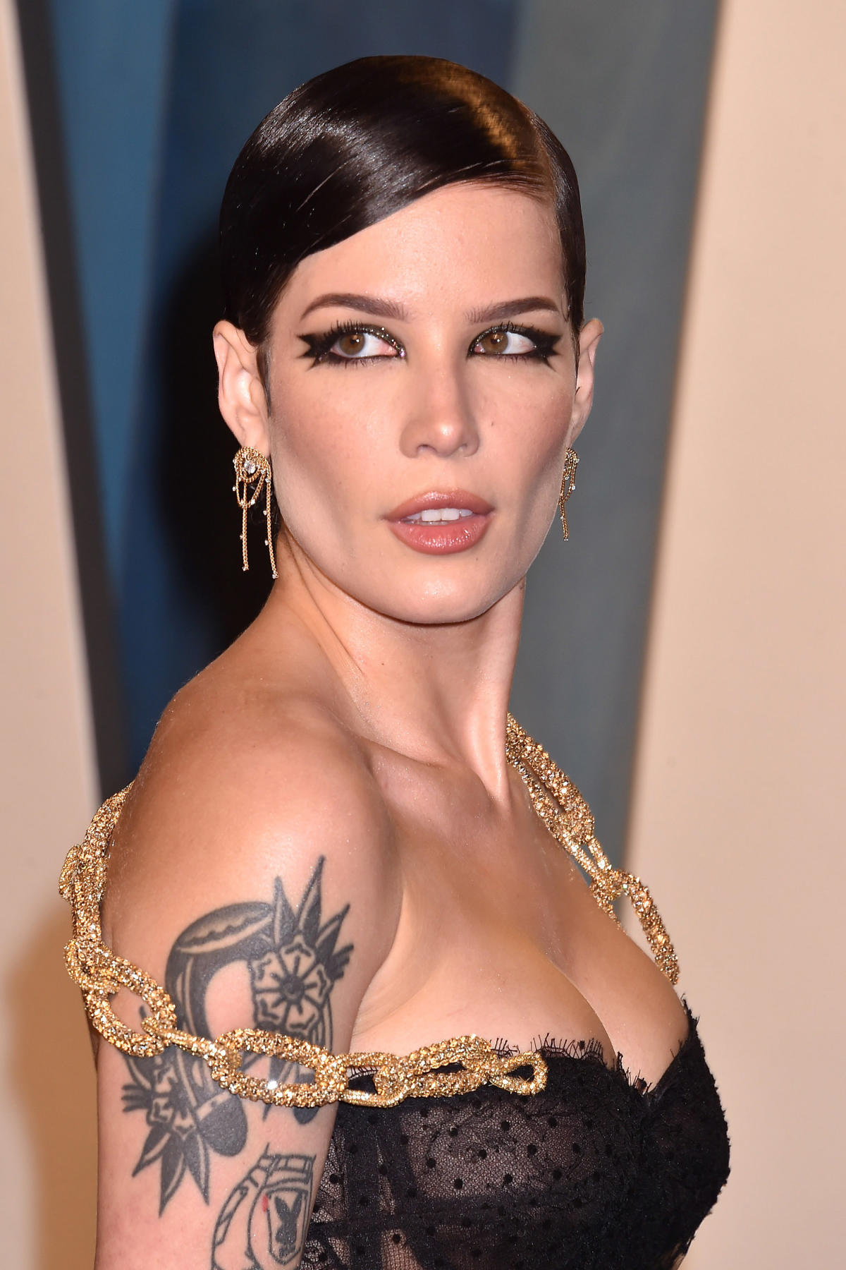 Halsey revela diagnóstico de síndromes raras e desabafa sobre saúde:  Comecei a ficar muito doente; assista - Hugo Gloss