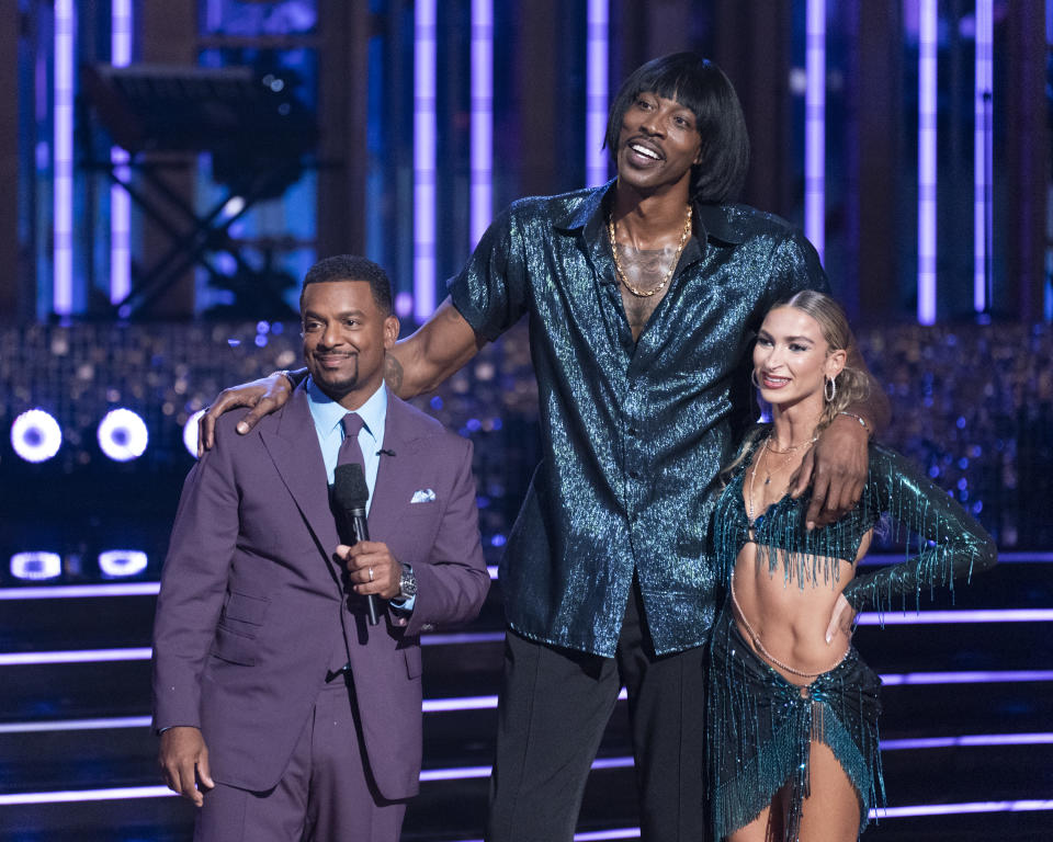 Co-host Alfonso Ribeiro with NFL star Dwight Howard and his partner Daniella Karagach, whose results placed them in the bottom three. (Disney/Christopher Willard)