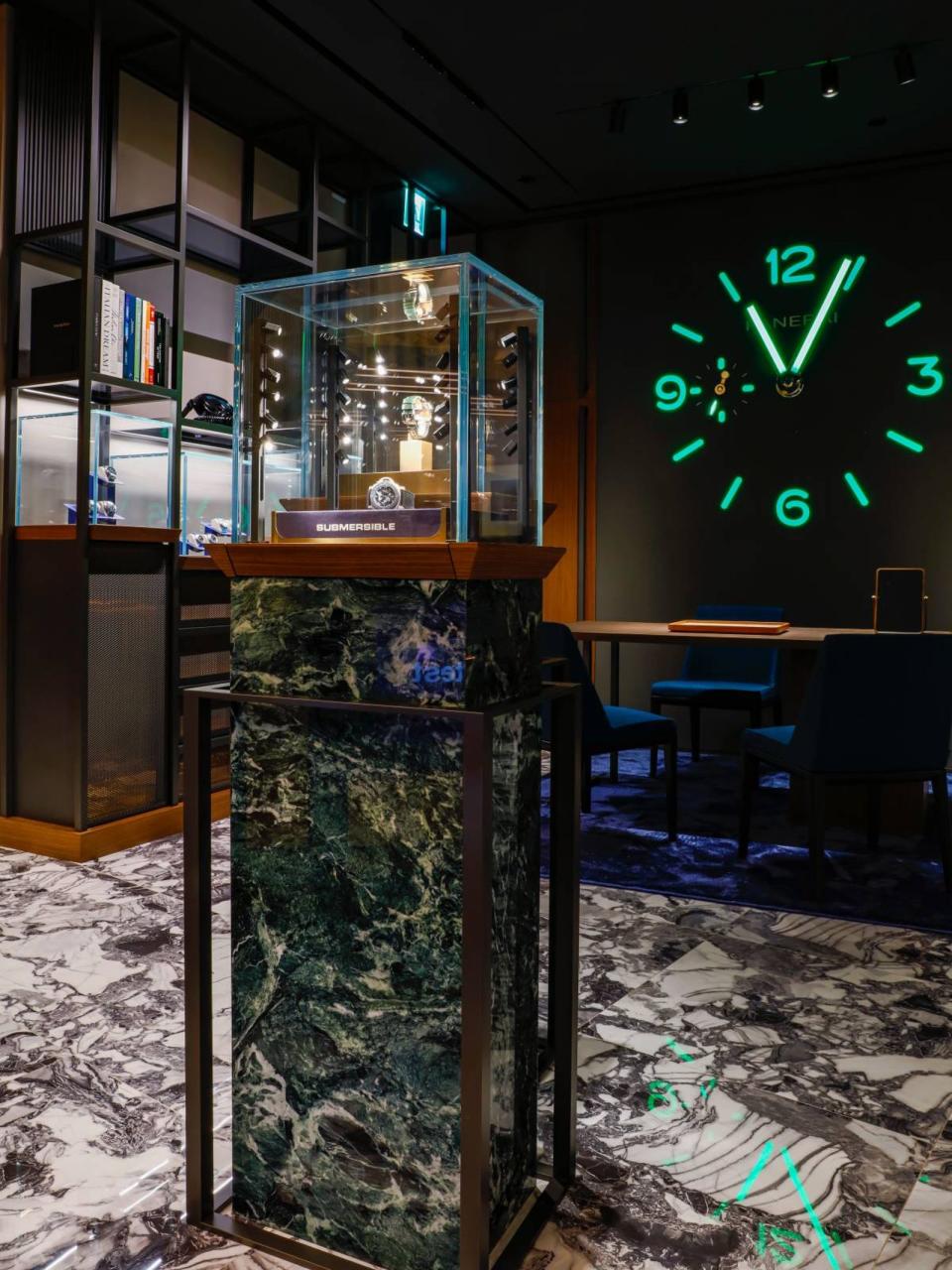 沛納海「台北101」旗艦專賣店呈現完整的義式風格，大理石地板與綠色大理石製作的錶櫃，都是從義大利進口的頂級石材。