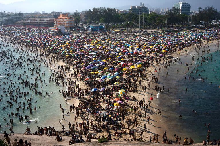 La playa Macumba, en la zona oeste de Río de Janeiro, repleta de gente para combatir el calor agobiante