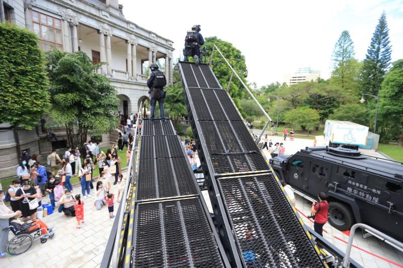 20221025-維安特勤隊近年採購的Lenco Bearcat G2輪式裝甲車與突擊梯車。（取自NPA署長室臉書）