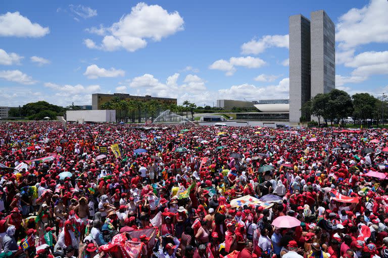 Partidarios de Luiz Inácio Lula da Silva se reúnen para asistir a su investidura como nuevo presidente frente al palacio presidencial de Planalto en Brasilia, Brasil, el domingo 1 de enero de 2023