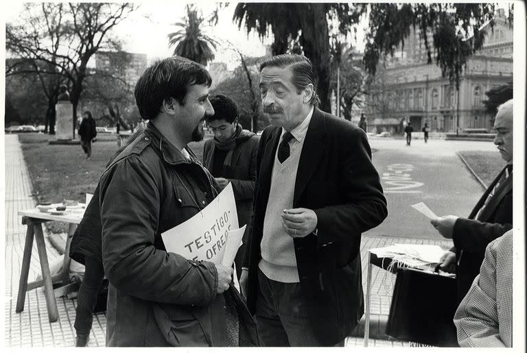 Julio Strassera y Pablo Díaz, sobreviviente de La Noche de los Lápices, dialogan durante una manifestación frente al Palacio de Tribunales.