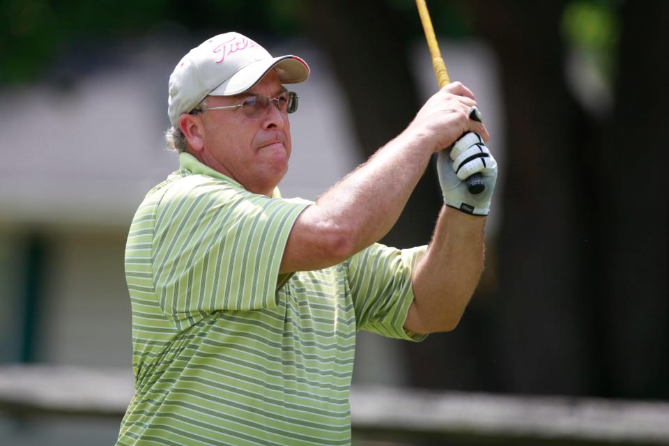 Tim Gillespie realiza un drive durante el Torneo de Golf de la Ciudad de Bloomington 2012 en Cascades.