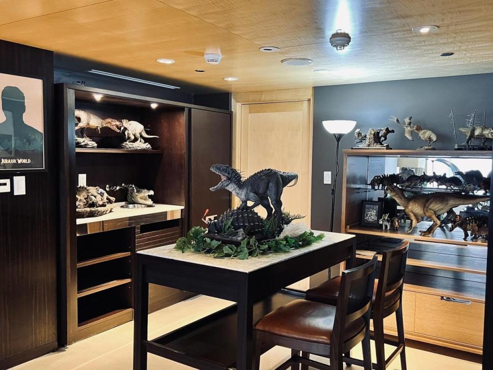 套房內展示的恐龍模型都是蝌蚪老師的珍藏。（台北君悅飯店提供）