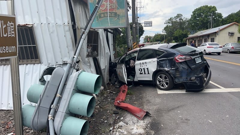 台東縣警察局關山分局林姓員警26日下午疑為趕往熱氣球嘉年華場地指揮交通，開車在台9線鹿野瑞豐段逆向連超2車，卻突然失控撞倒路邊交通號誌燈桿，所幸僅受輕傷。
（中央社／民眾提供）