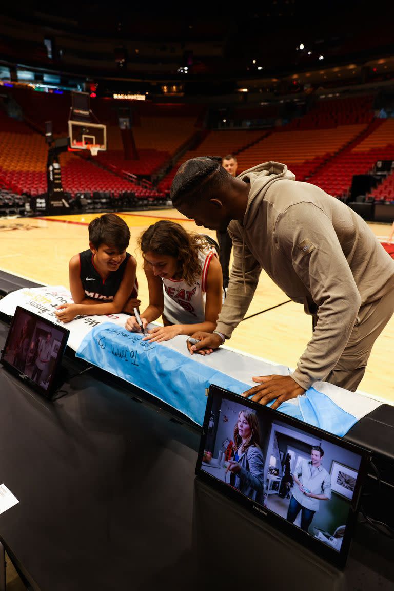 Al final, hubo intercambio: las camisetas de Butler para los hermanos Velázquez son correspondidas con una bandera argentina para el basquetbolista de Miami Heat.