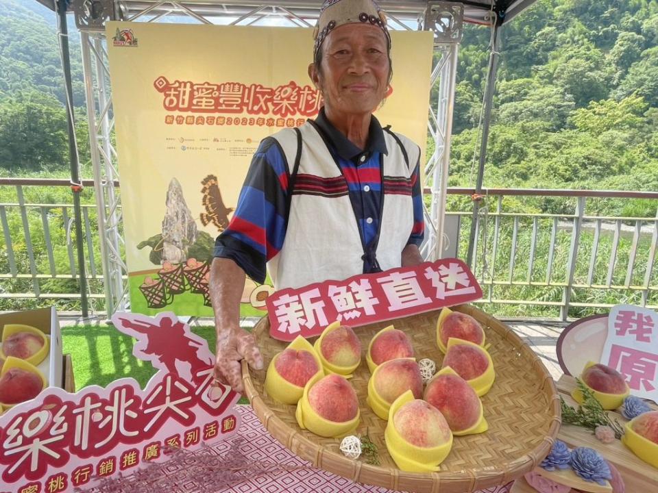 尖石鄉秀巒村部落長老劉雲欽說，尖石的水蜜桃，果肉伴隨糖蜜般的汁水，香氣在口中瞬間化開。（記者彭新茹攝)