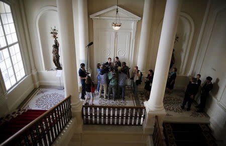 Journalist wait outside of a room inside of the hotel where the Iran nuclear talks meetings are being held in Vienna, Austria July 9, 2015. REUTERS/Carlos Barria