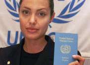 <p>Mit gerade mal 26 Jahren wurde Angelina Jolie 2001 zur UNHCR-Sonderbotschafterin ernannt. Seitdem reist sie auf der ganzen Welt umher, um im Namen der Vereinten Nationen Menschen zu helfen und agiert seit 2012 sogar als Sondergesandte des UN-Flüchtlingshochkommissars Filippo Grandi.<br>(Foto: AP Images) </p>