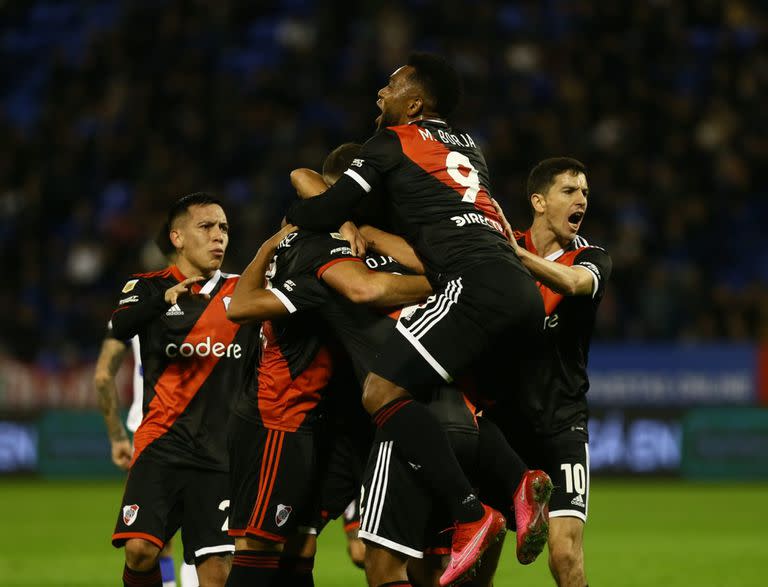 Los jugadores de River arman una montaña de festejo sobre Rojas, autor del gol