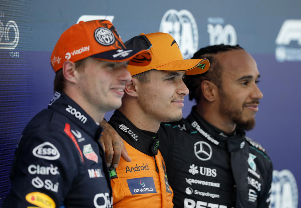 Fórmula Uno F1 - Gran Premio de España - Circuit de Barcelona-Catalunya, Barcelona, España - 22 de junio de 2024 Lando Norris, de McLaren, posa tras clasificarse en la pole position con Max Verstappen, de Red Bull, segundo, y Lewis Hamilton, de Mercedes, tercero REUTERS/Albert Gea