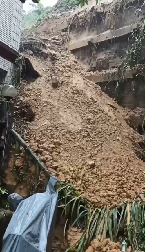 新北市汐止區伯爵山莊社區發生土石崩塌。附近居民已被緊急撤離至社區活動中心。   圖: 翻攝自汐止聯盟臉書