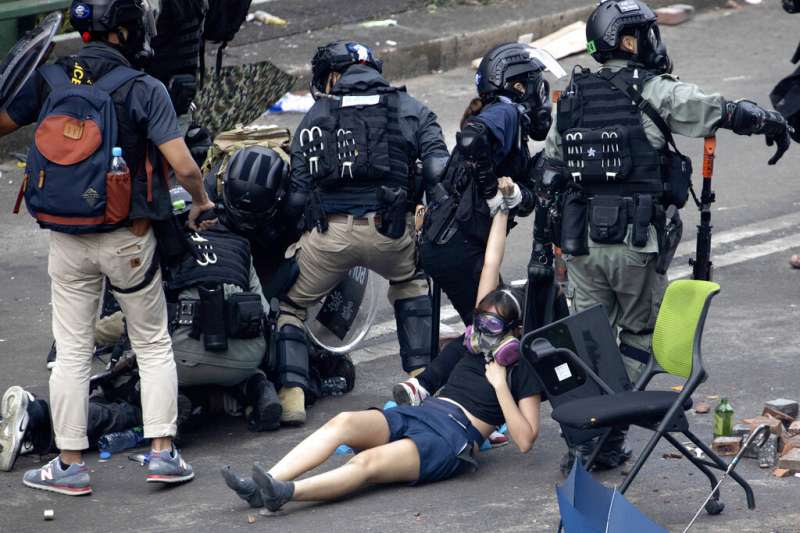 「反送中」勇武派與香港警察在理工大學發生激烈衝突，警方18日陸續逮捕想要衝出校園的示威者。（美聯社）