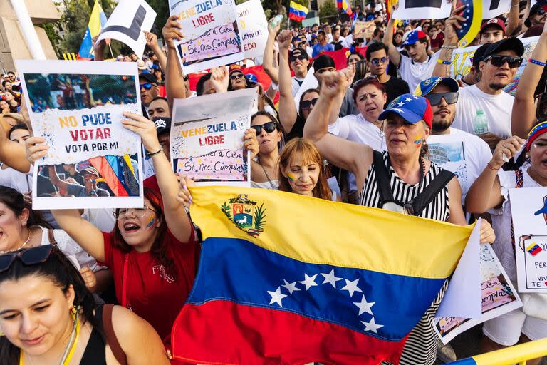 28/07/2024 Manifestantes con pancartas durante una protesta en apoyo a la oposición venezolana, a 28 de julio de 2024.