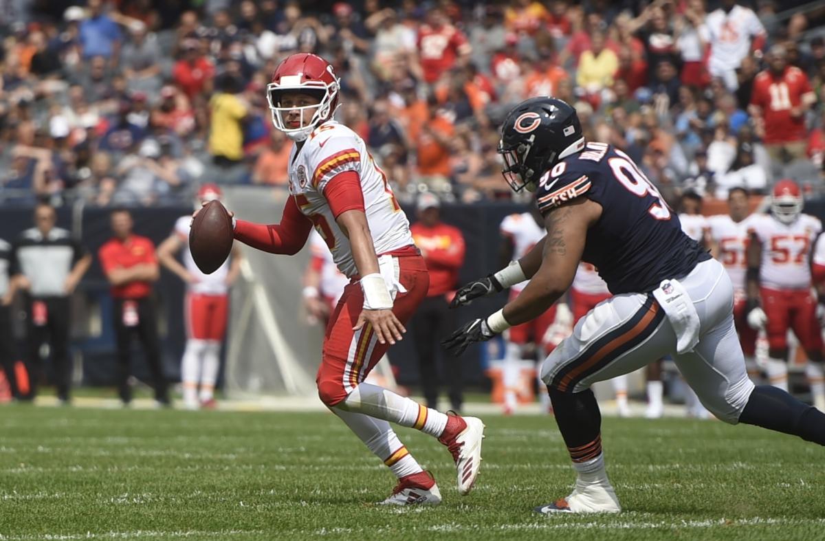 Mahomes can't believe he missed wide open Kelce with flying sideline pass