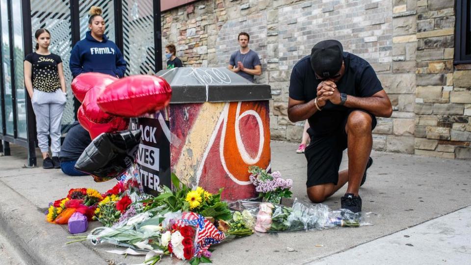 Manifestantes en el memorial de George Floyd, en Minneapolis, Minnesota, EE.UU.