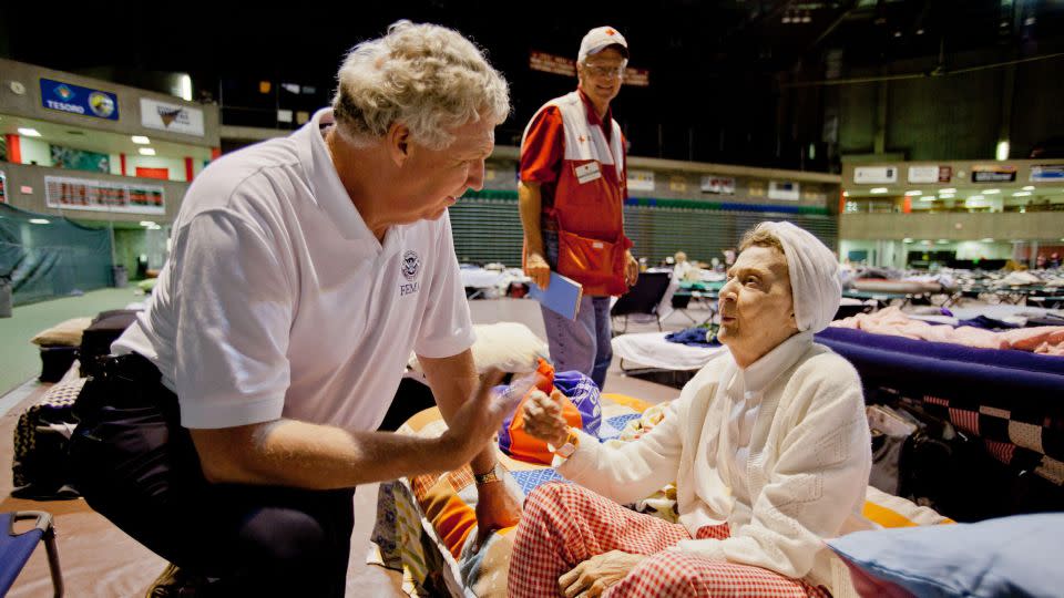 FEMA Deputy Administrator Richard Serino visits with disaster survivor Dona Young at the Red Cross shelter in Minot, North Dakota, on June 29, 2011. - Andrea Booher/FEMA/Alamy