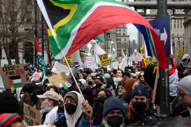 Pro-Palestinian protesters enter the Brooklyn Bridge from Manhattan after marching downtown from Union Square with heavy police presence on January 27, 2024. Gina M Randazzo/ZUMA Press Wire/dpa