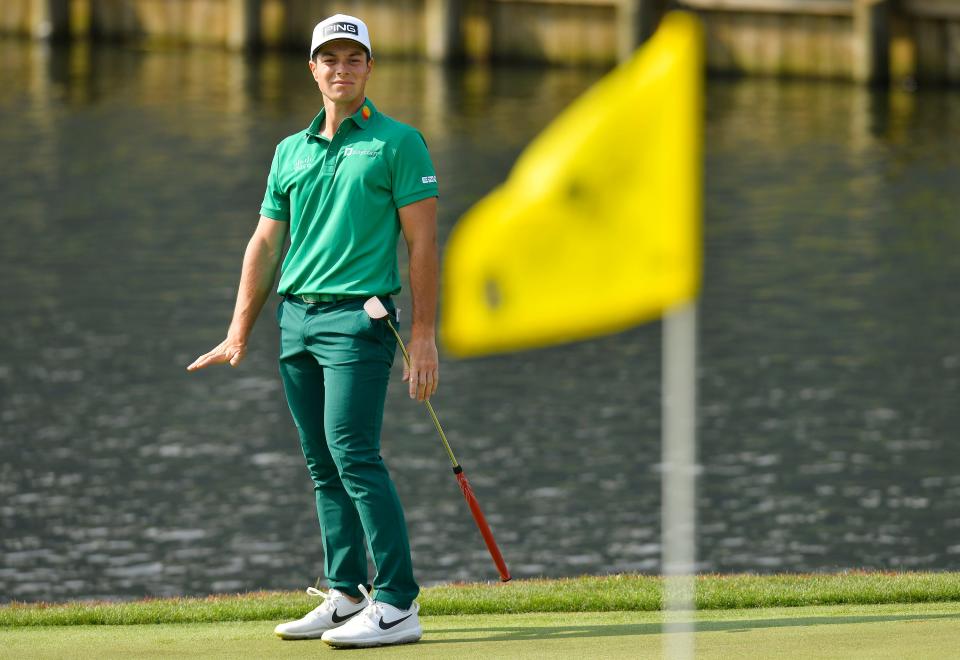 Viktor Hovland intenta hacer caer su putt en el hoyo 18 durante la segunda ronda del Players Championship en Ponte Vedra Beach, FL, el viernes 10 de marzo de 2023.