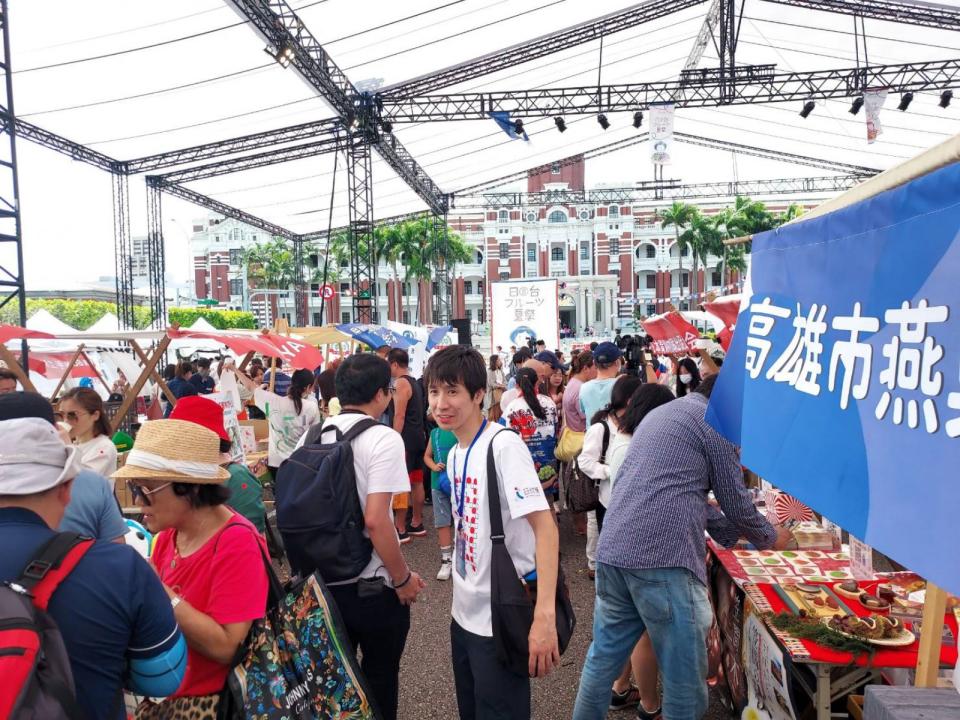 ▲「台日水果夏祭」現場熱鬧滾滾,民眾爭相品嘗採購(記者王苡蘋翻攝)