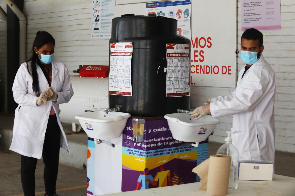 Médicos cubanos y venezolanos en México durante 2020. (HERIKA MARTINEZ / AFP) (Photo by HERIKA MARTINEZ/AFP via Getty Images)