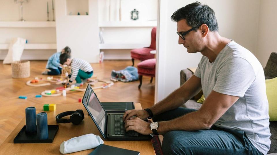 Hombre trabajando con niños en la casa.