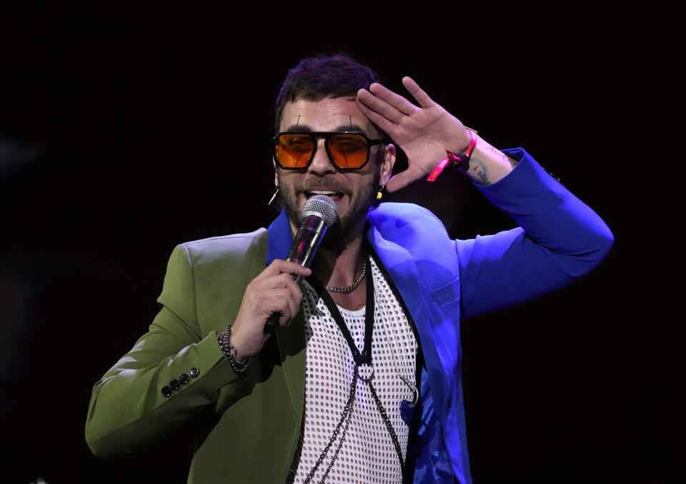 El vocalista Juán Taleb de Los Caligaris durante su presentación en el festival Vive Latino en la Ciudad de México el sábado 18 de marzo de 2023. (Foto AP/Fernando Llano)