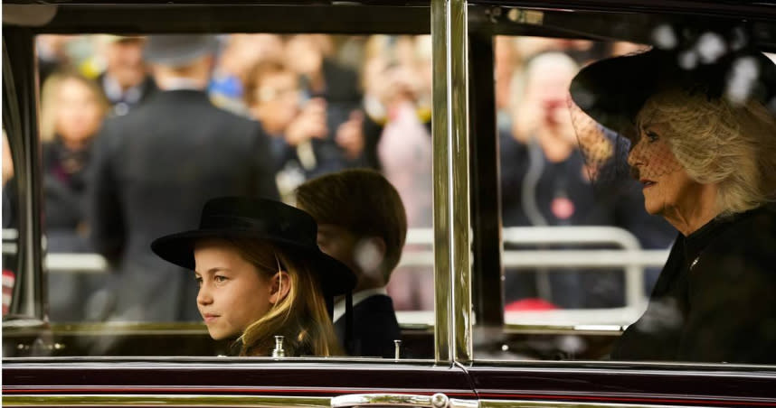 夏綠蒂小公主在女王國葬上的表現受到外界稱讚。（圖／達志／美聯社）