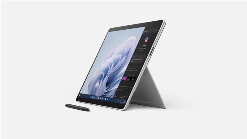 Surface Pro 10商務版搭載最新的Intel Core Ultra處理器，效能比前一代快了53%，同時也是首款將5G技術引入Intel平台的Surface產品。