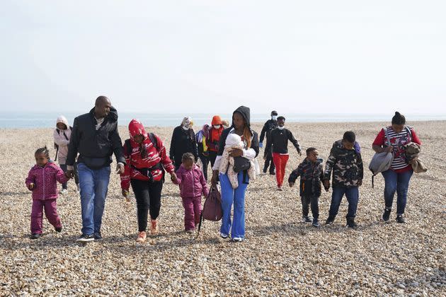 <p>Un groupe secouru après un incident avec un bateau. Le 6 septembre sur la plage de Dungeness, dans le Kent. </p>