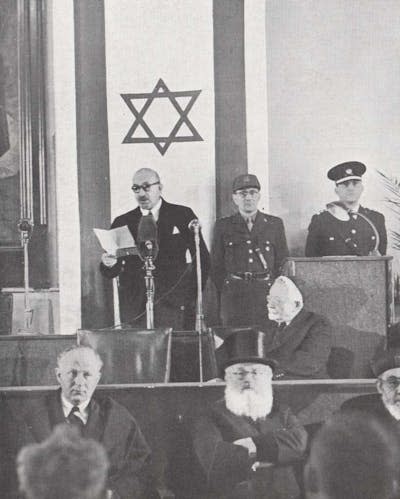 Jaim Weizmann durante el discurso de la aceptación de la presidencia del Estado de Israel. <a href="https://jenikirbyhistory.getarchive.net/media/pikiwiki-israel-46825-president-chaim-weizmann-3d52ec" rel="nofollow noopener" target="_blank" data-ylk="slk:Pik Wiki Israel;elm:context_link;itc:0;sec:content-canvas" class="link ">Pik Wiki Israel</a>, <a href="http://creativecommons.org/licenses/by/4.0/" rel="nofollow noopener" target="_blank" data-ylk="slk:CC BY;elm:context_link;itc:0;sec:content-canvas" class="link ">CC BY</a>