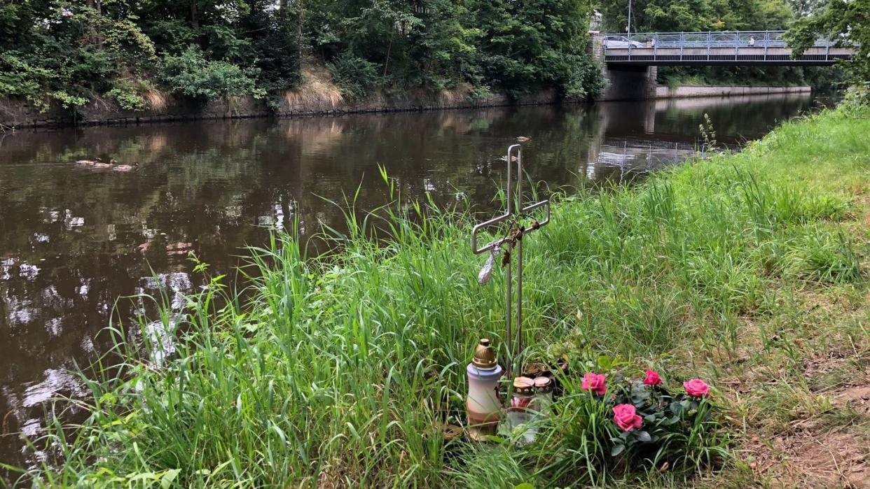 Ein Kreuz am Ufer des Flutkanals in Weiden  erinnert an den Tod eines Mannes im September 2020.