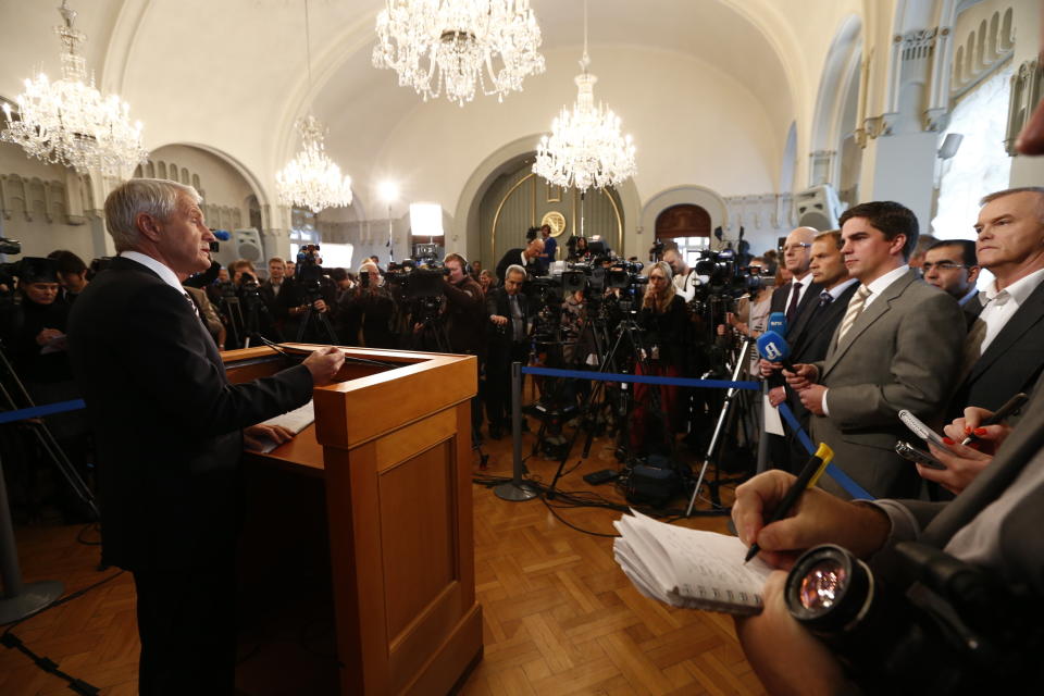 Norwegian Nobel Committee Chairman Thorbjoern Jagland, left, announces European Union as the recipient of the 2012 Nobel Peace prize in Oslo, Friday Oct. 12, 2012. The Norwegian Nobel Prize Committee says the EU receives the award for six decades of contributions "to the advancement of peace and reconciliation, democracy and human rights in Europe." (AP Photo / Heiko Junge, NTB scanpix) NORWAY OUT