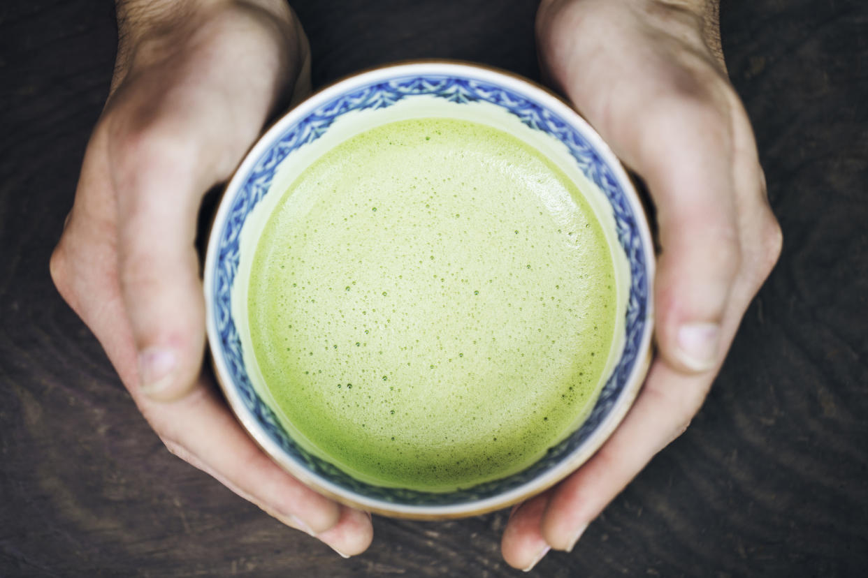 Con más de dos mil años de antigüedad, el matcha verde japonés se ha convertido recientemente en tendencia. Foto: Kohei/ Getty Images