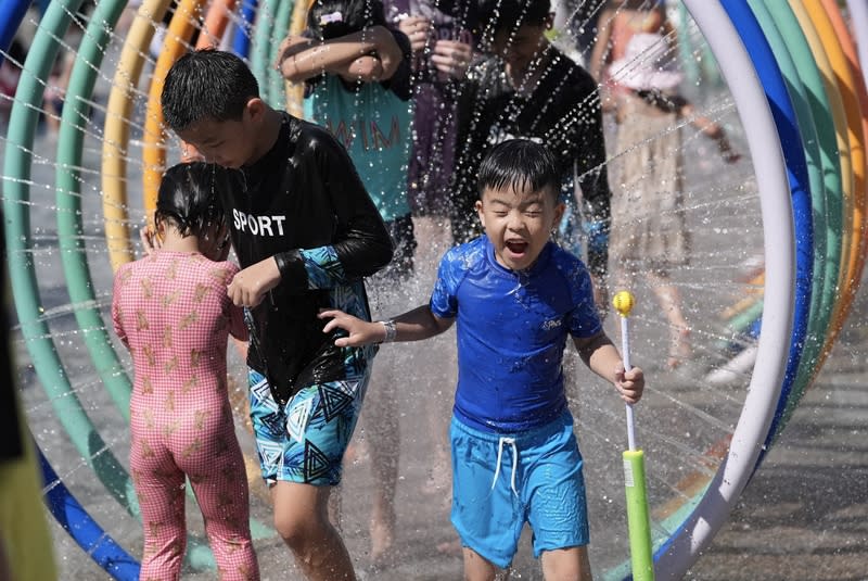 兒童玩水消暑（3） 全台天氣酷熱，中央氣象署5日發布高溫燈號資訊， 原本只有11縣市，後來增至14縣市。圖為小朋友在台 北市兒童新樂園戲水區開心玩耍，清涼消暑。 中央社記者徐肇昌攝　113年7月5日 