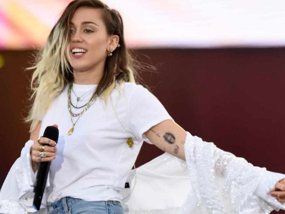 Ist Miley Cyrus der veganste Veganer, der jemals vegan wurde? Immerhin ernährt sich die Sängerin rein pflanzlich, protestiert gegen Pelzverarbeitung und Jagd. Logisch, dass sie auch schon von PETA ausgezeichnet wurde. (Bild: Dave Hogan/Getty Images)
