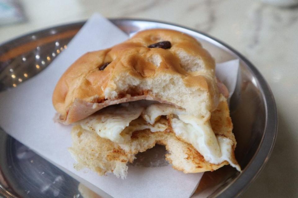 seng huat coffee house - ham egg bun bite