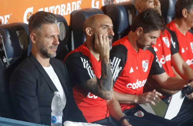 Demichelis, en el banco de River en Tucumán, durante una noche caliente