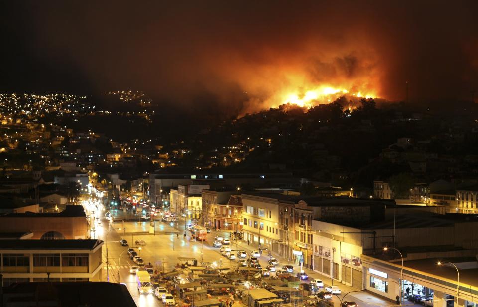 A forest fire burns in Valparaiso city, northwest of Santiago, April 12, 2014. More than 50 homes were burned due to the forest fire but there have been no reports of death or injuries, local authorities said. REUTERS/Cesar Pincheira (CHILE - Tags: DISASTER ENVIRONMENT)