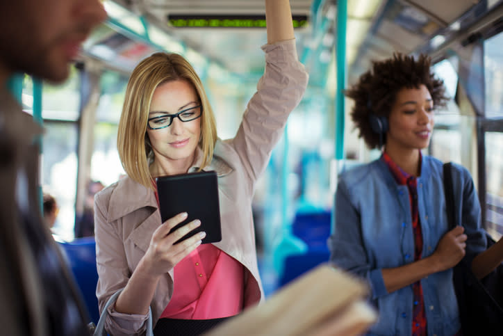 Con estas apps podrías terminar todo un libro mientras viajas al trabajo. Foto: Paul Bradbury/Getty Images