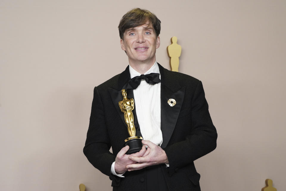 Cillian Murphy posa en la sala de prensa con el premio a mejor actor por "Oppenheimer" en los Oscar el domingo 10 de marzo de 2024, en el Teatro Dolby en Los Ángeles. (Foto Jordan Strauss/Invision/AP)