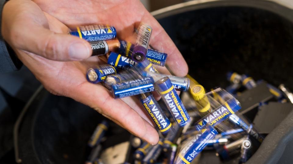 Für alte Batterien und Akkus gibt es im Handel Sammelboxen. Foto: Franziska Gabbert