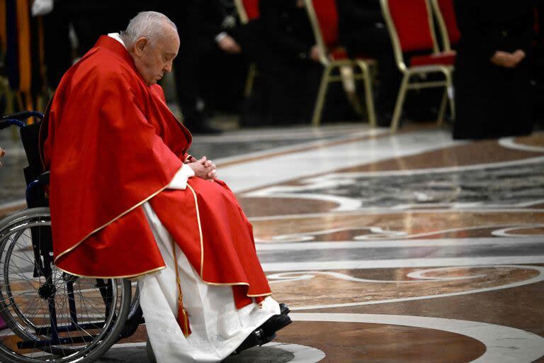 El Papa Francisco preside la misa de la Pasión del Señor el Viernes Santo como parte de las celebraciones de la Semana Santa, en la Basílica de San Pedro en el Vaticano el 29 de marzo de 2024