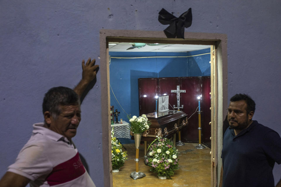 Una cinta negra cuelga afuera de la casa familiar de la videoperiodista Sheila Johana García Olivera, donde yacen sus restos durante su velatorio en Minatitlán, estado de Veracruz, México, el martes 10 de mayo de 2022. (AP Foto/Félix Márquez)