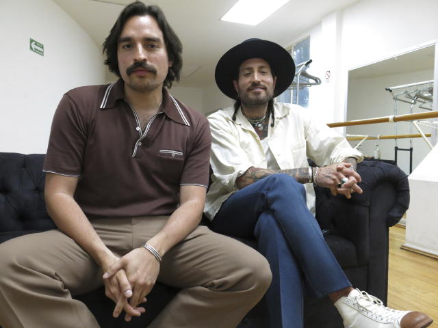 El dúo de guitarristas Hermanos Gutiérrez, Alejandro, izquierda, y Estevan, posan para un retrato en la Ciudad de México el 18 de mayo de 2023. (Foto AP/Berenice Bautista)