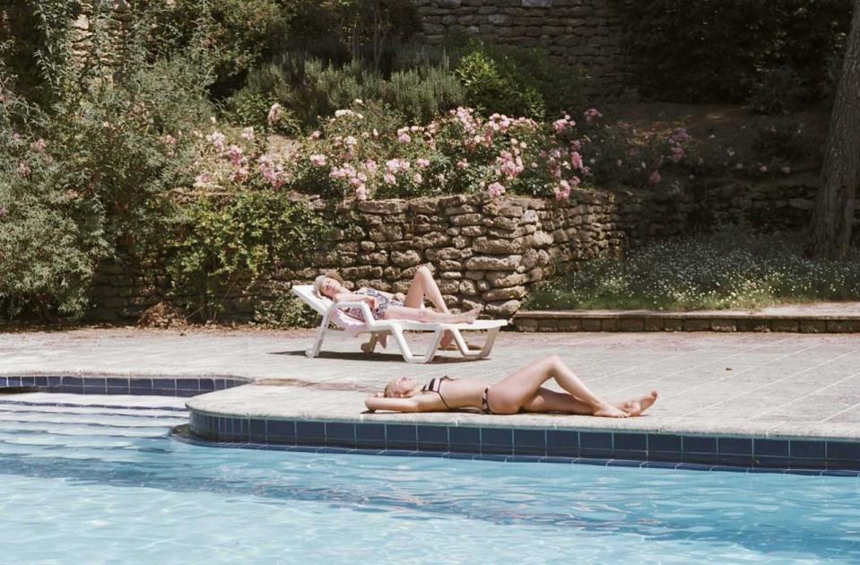 Der französische Film “Swimming Pool”, spielt in einer erotisch sommerlichen Atmosphäre, in der sich Realität und Fiktion zu vermischen scheinen. Schriftstellern Sarah möchte eigentlich an ihrem neuen Buch arbeiten, aber dann taucht plötzlich die sinnliche Julie auf: Sex und ein ermordeter Liebhaber sind die Folge. Mit Charlotte Rampling und Ludivine Sagnier.