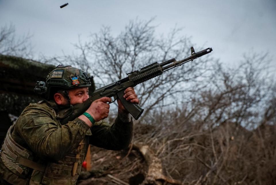 Ein ukrainischer Soldat feuert ein AK-74-Sturmgewehr an einer Frontlinie in der Nähe der Stadt Bachmut, Ukraine, im März 2024. - Copyright: Radio Free Europe/Radio Liberty/Serhii Nuzhnenko via REUTERS